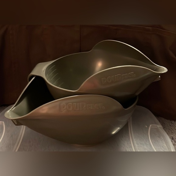 New POURfect Set of 2 Spill Poof Bowls w/Measurements inside of bowl - Picture 2 of 10